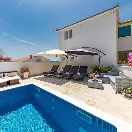 Nea Leona Trogir