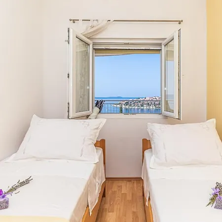 Nea Leona Τρογκίρ