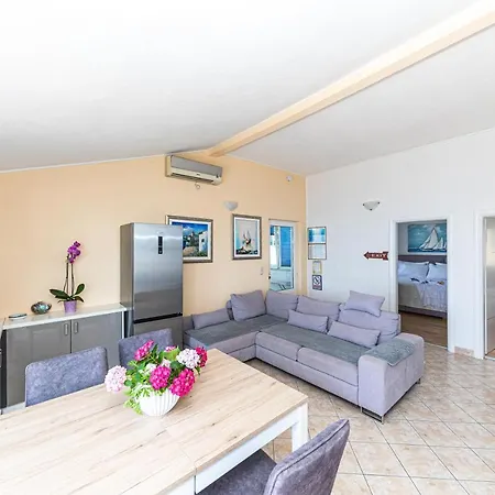 Apartment Nea Leona *