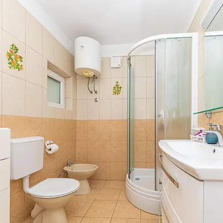 Nea Leona Apartment *