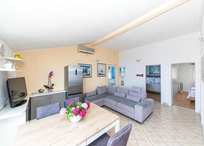 Apartament Nea Leona *